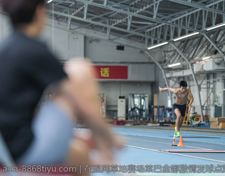 在温网草地赛场莱巴金娜激情发球点燃全场